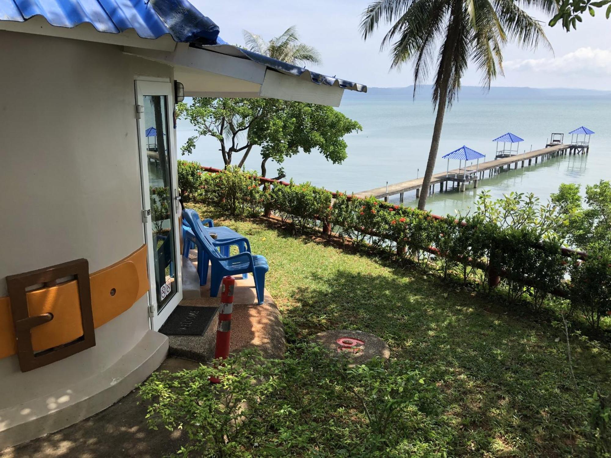 Koh Mak Buri Hut Natural Resort Room photo