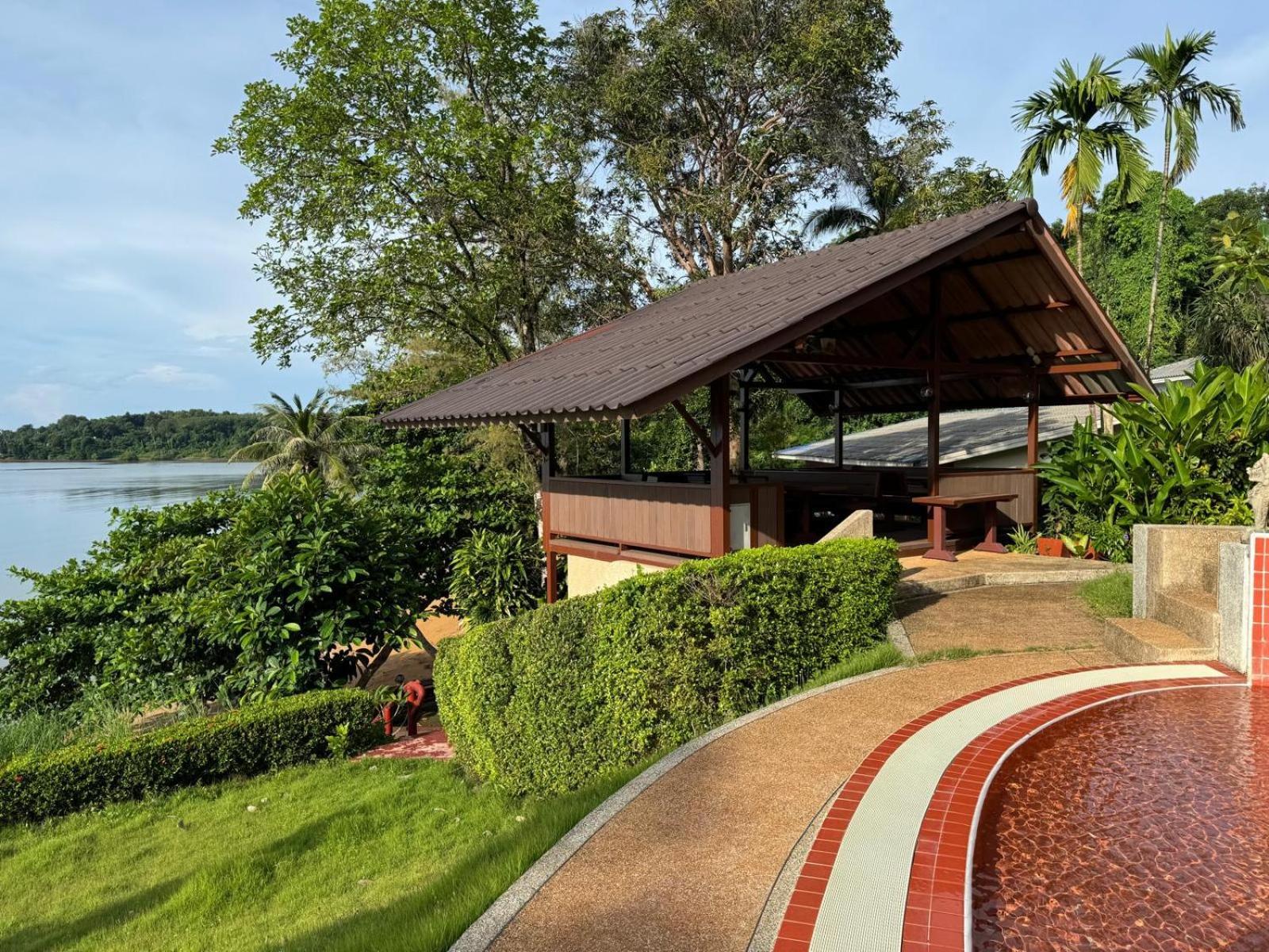 Koh Mak Buri Hut Natural Resort Exterior photo